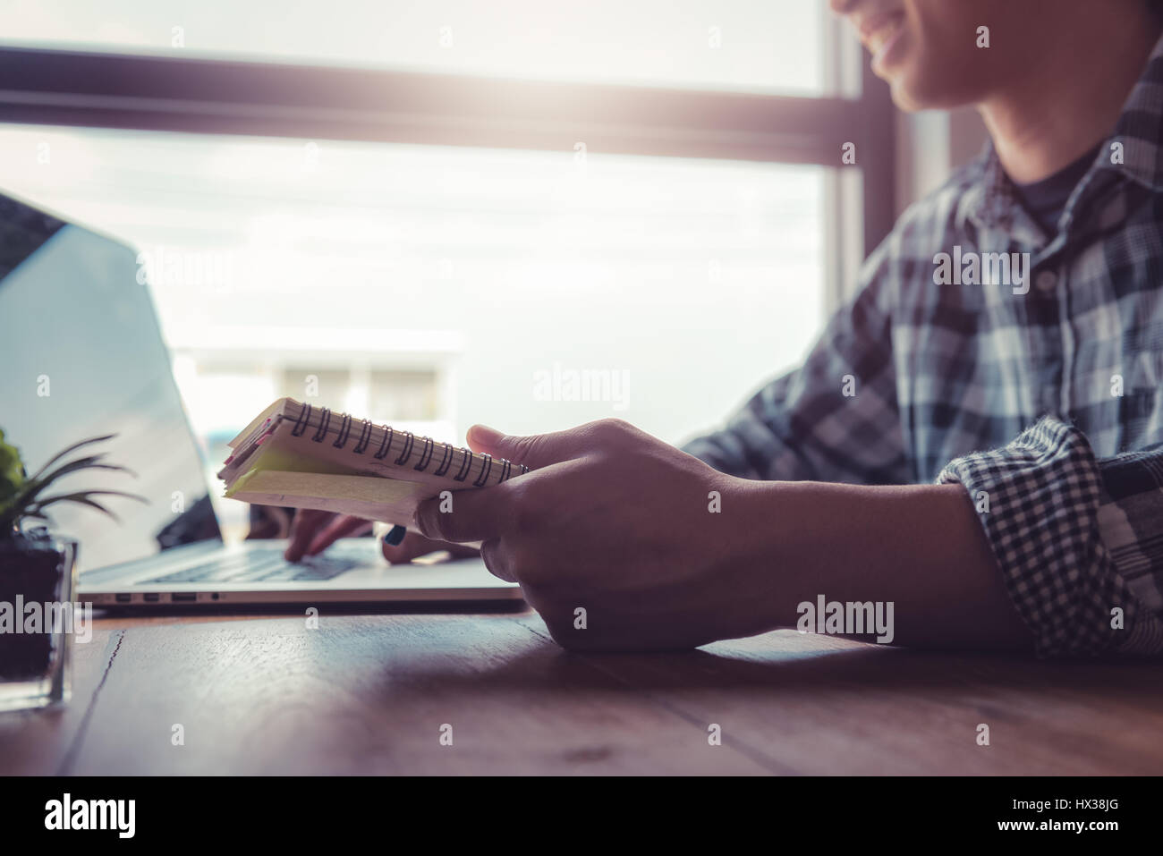 Happy businessman con utilizzando quotidianamente il journaling e i vantaggi della tecnologia internet di nel fare affari con conseguente miglioramento delle prestazioni presso l'ufficio domestico Foto Stock