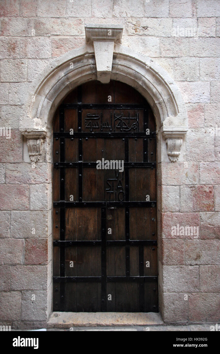 La Via Dolorosa, 6 stazioni della Via Crucis. I pellegrini che visitano la Terra Santa, passare il percorso che Gesù ha portato la croce del Calvario. Gerusalemme Foto Stock