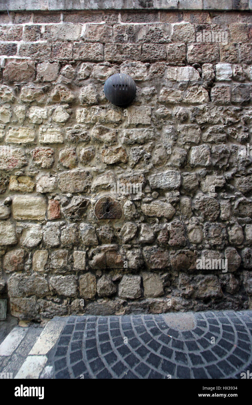 La Via Dolorosa, 8 stazioni della Via Crucis. I pellegrini che visitano la Terra Santa, passare il percorso che Gesù ha portato la croce del Calvario. Gerusalemme Foto Stock