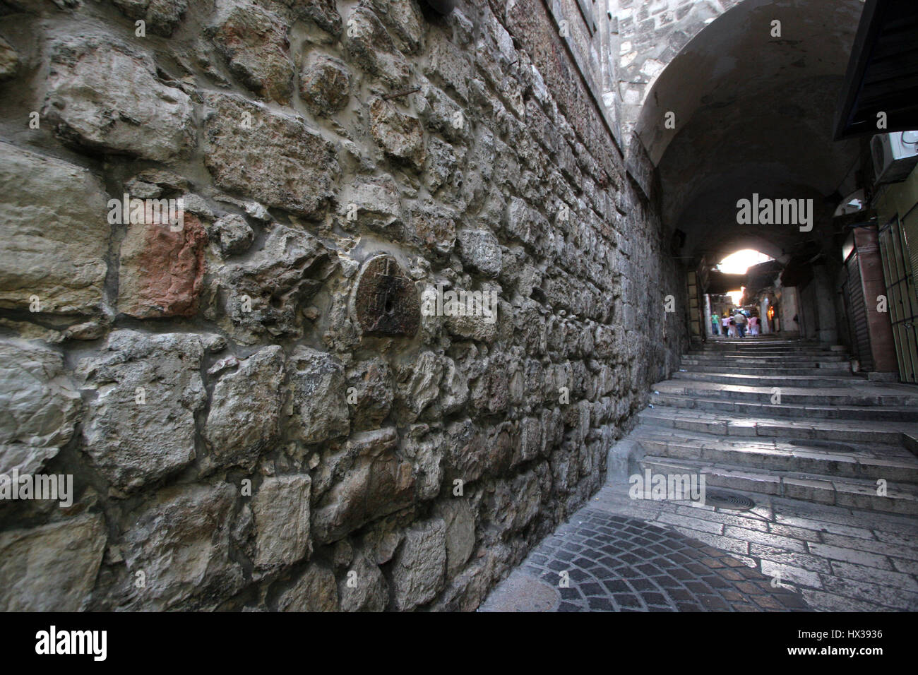 La Via Dolorosa, 8 stazioni della Via Crucis. I pellegrini che visitano la Terra Santa, passare il percorso che Gesù ha portato la croce del Calvario. Gerusalemme Foto Stock