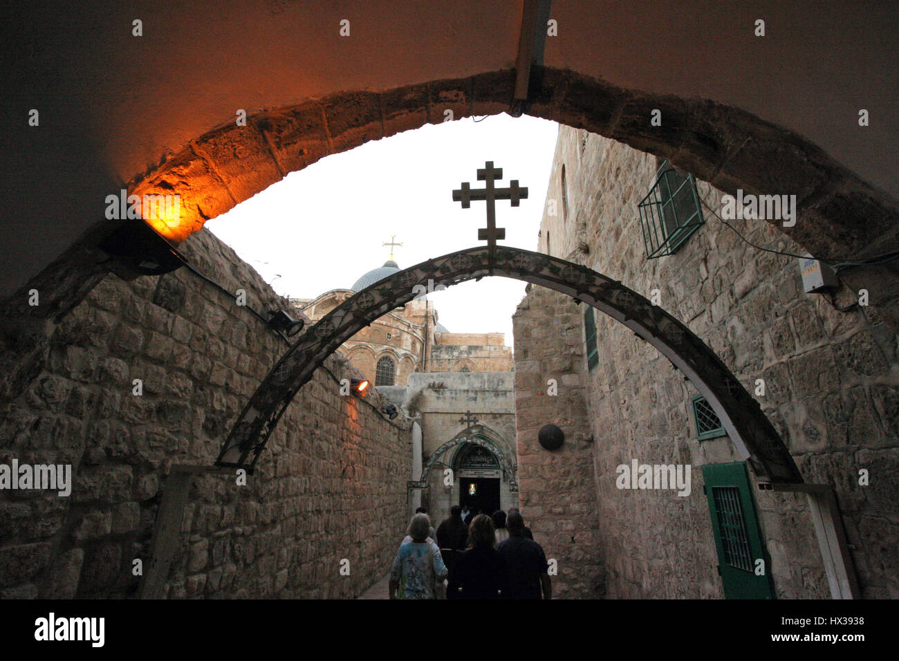 La Via Dolorosa, 9 stazioni della Via Crucis. I pellegrini che visitano la Terra Santa, passare il percorso che Gesù ha portato la croce del Calvario. Gerusalemme Foto Stock