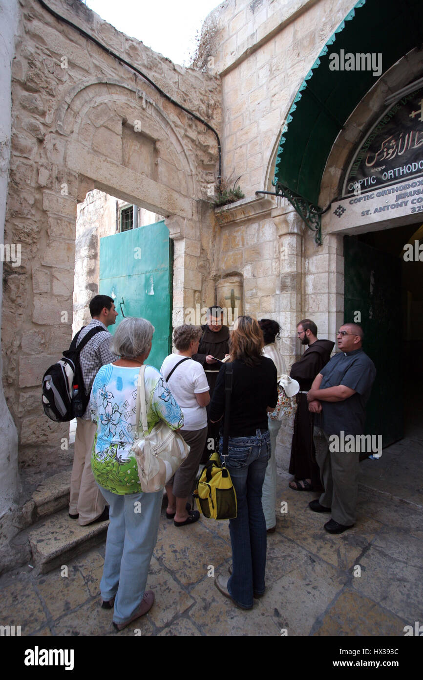 La Via Dolorosa, 9 stazioni della Via Crucis. I pellegrini che visitano la Terra Santa, passare il percorso che Gesù ha portato la croce del Calvario. Gerusalemme Foto Stock