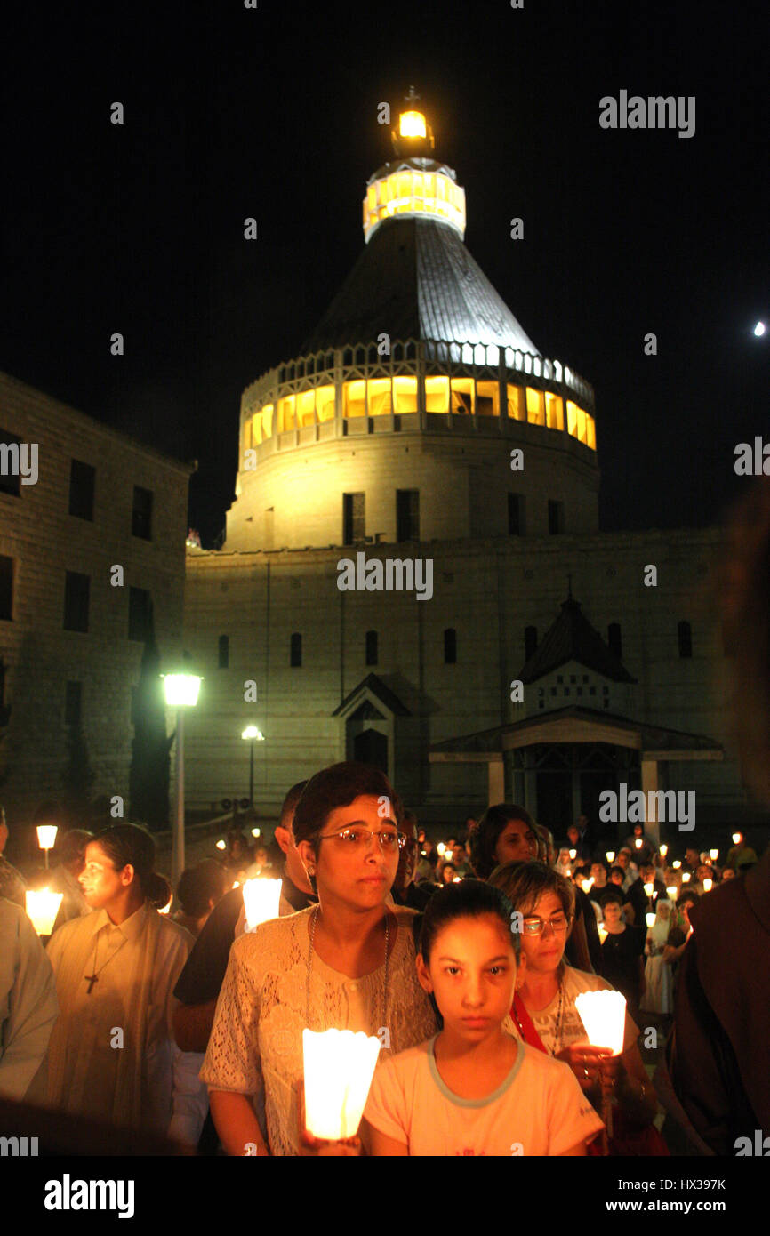 Processione percorre le strade di Nazaret, dalla chiesa di San Giuseppe nella Basilica dell'Annunciazione, Nazaret, Israele Foto Stock