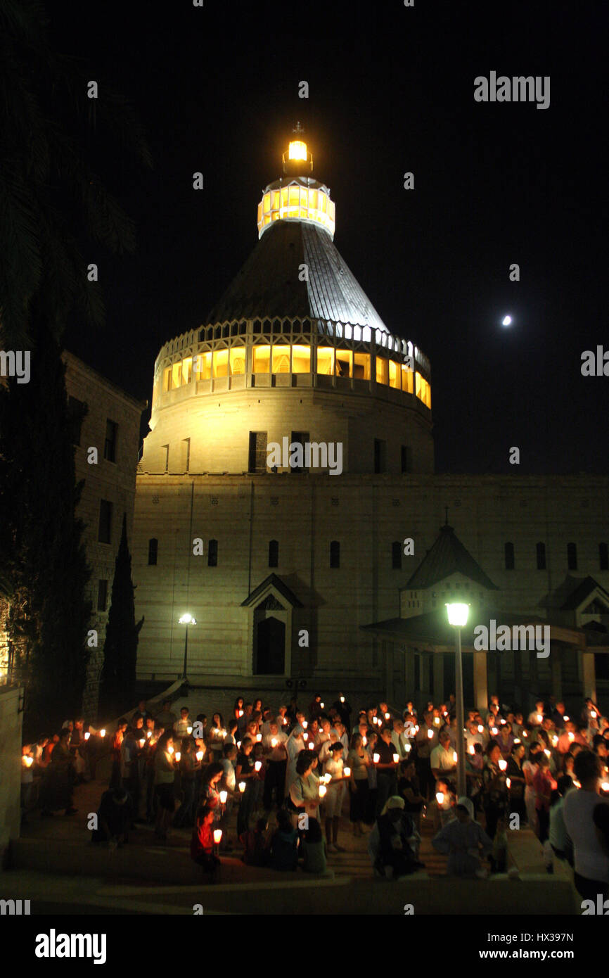 Processione percorre le strade di Nazaret, dalla chiesa di San Giuseppe nella Basilica dell'Annunciazione, Nazaret, Israele Foto Stock