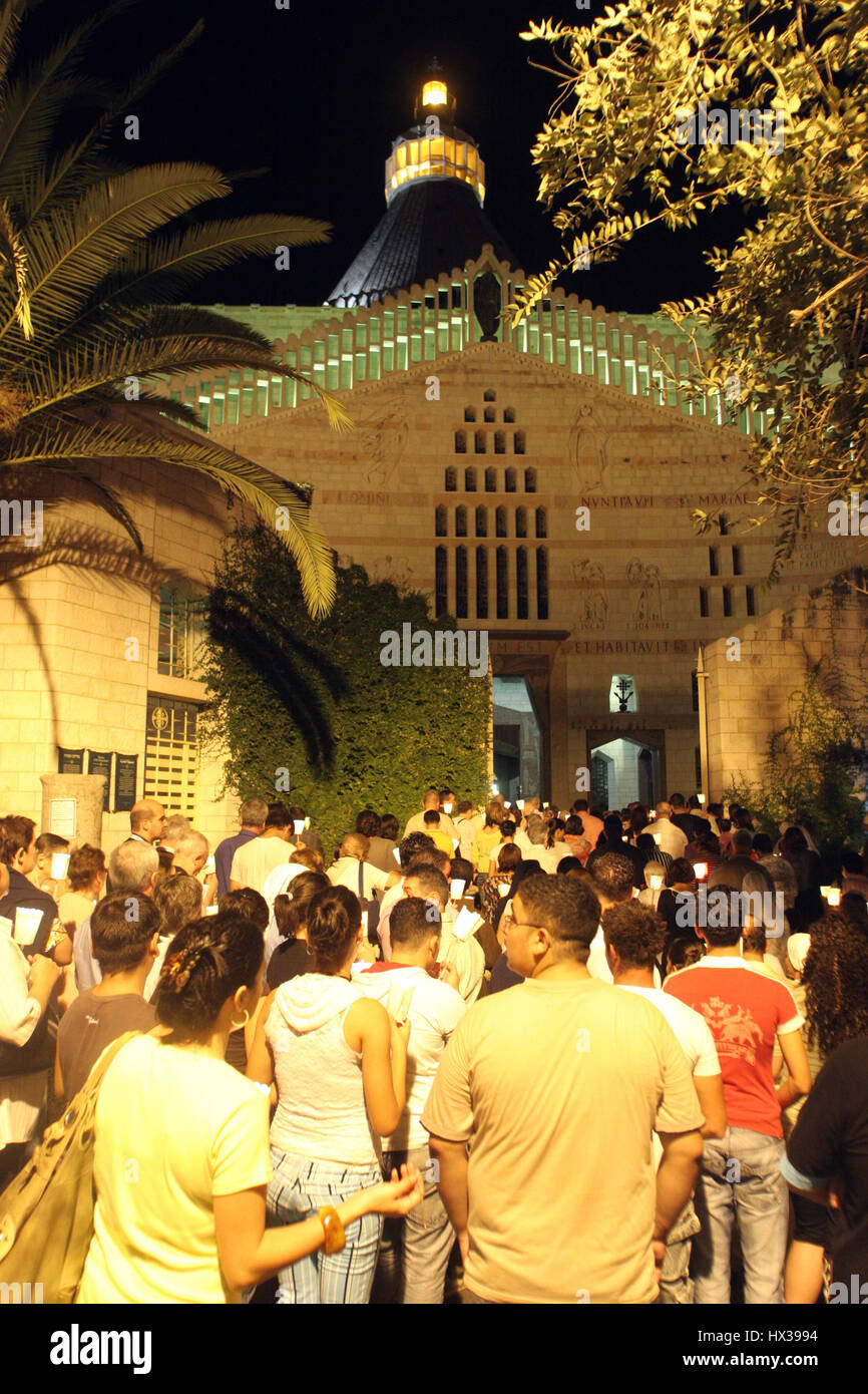 Processione percorre le strade di Nazaret, dalla chiesa di San Giuseppe nella Basilica dell'Annunciazione, Nazaret, Israele Foto Stock