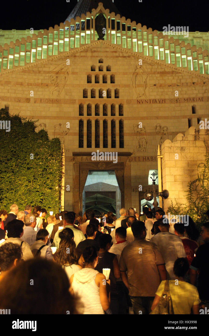 Processione percorre le strade di Nazaret, dalla chiesa di San Giuseppe nella Basilica dell'Annunciazione, Nazaret, Israele Foto Stock