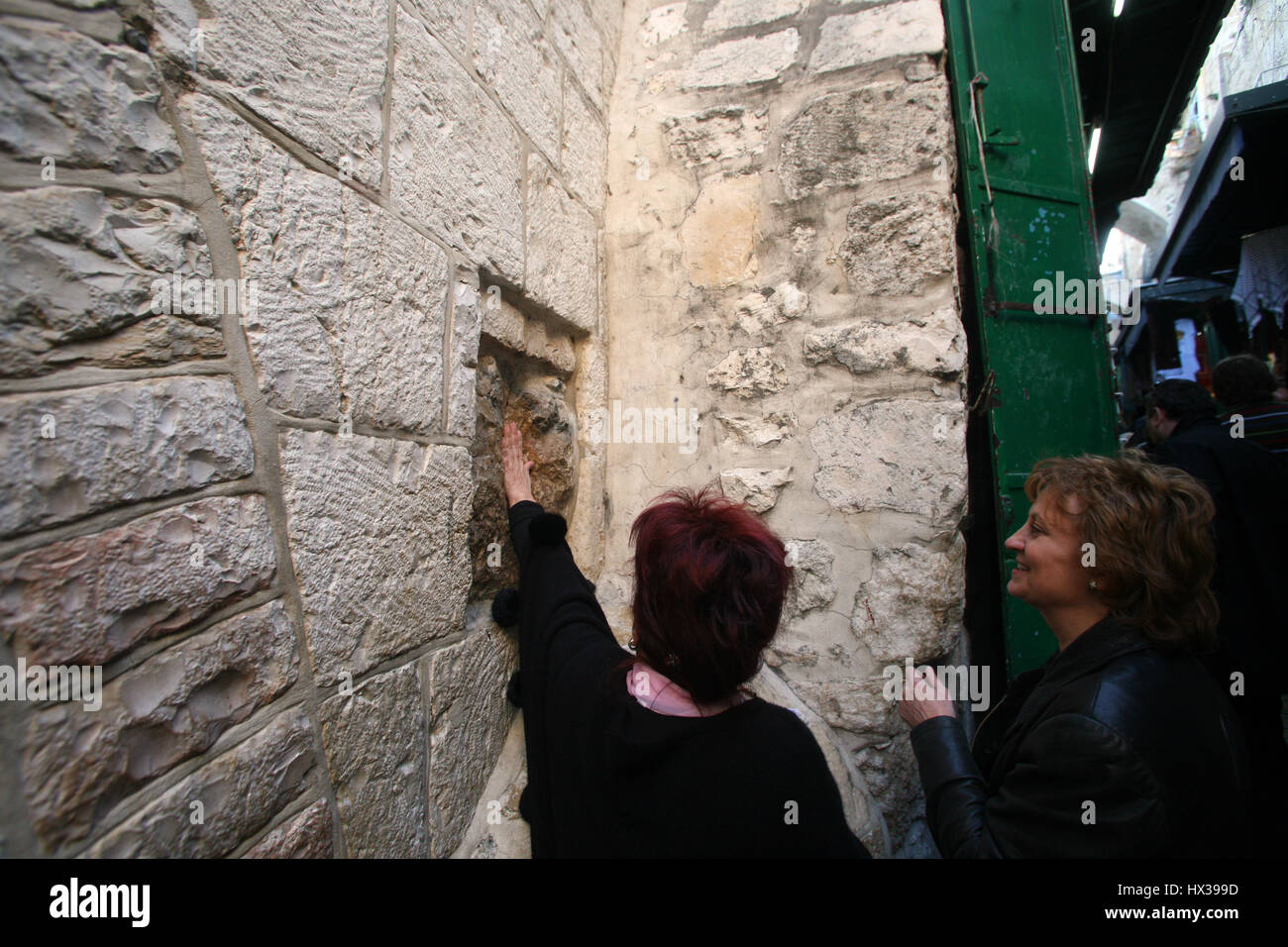 La Via Dolorosa, 5 stazioni della Via Crucis. I pellegrini che visitano la Terra Santa, passare il percorso che Gesù ha portato la croce del Calvario. Gerusalemme Foto Stock