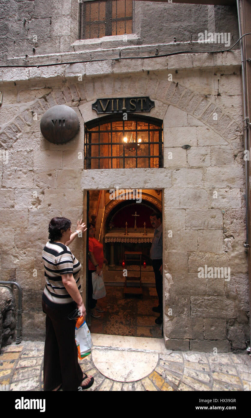 La Via Dolorosa, 7 stazioni della Via Crucis. I pellegrini che visitano la Terra Santa, passare il percorso che Gesù ha portato la croce del Calvario. Gerusalemme Foto Stock