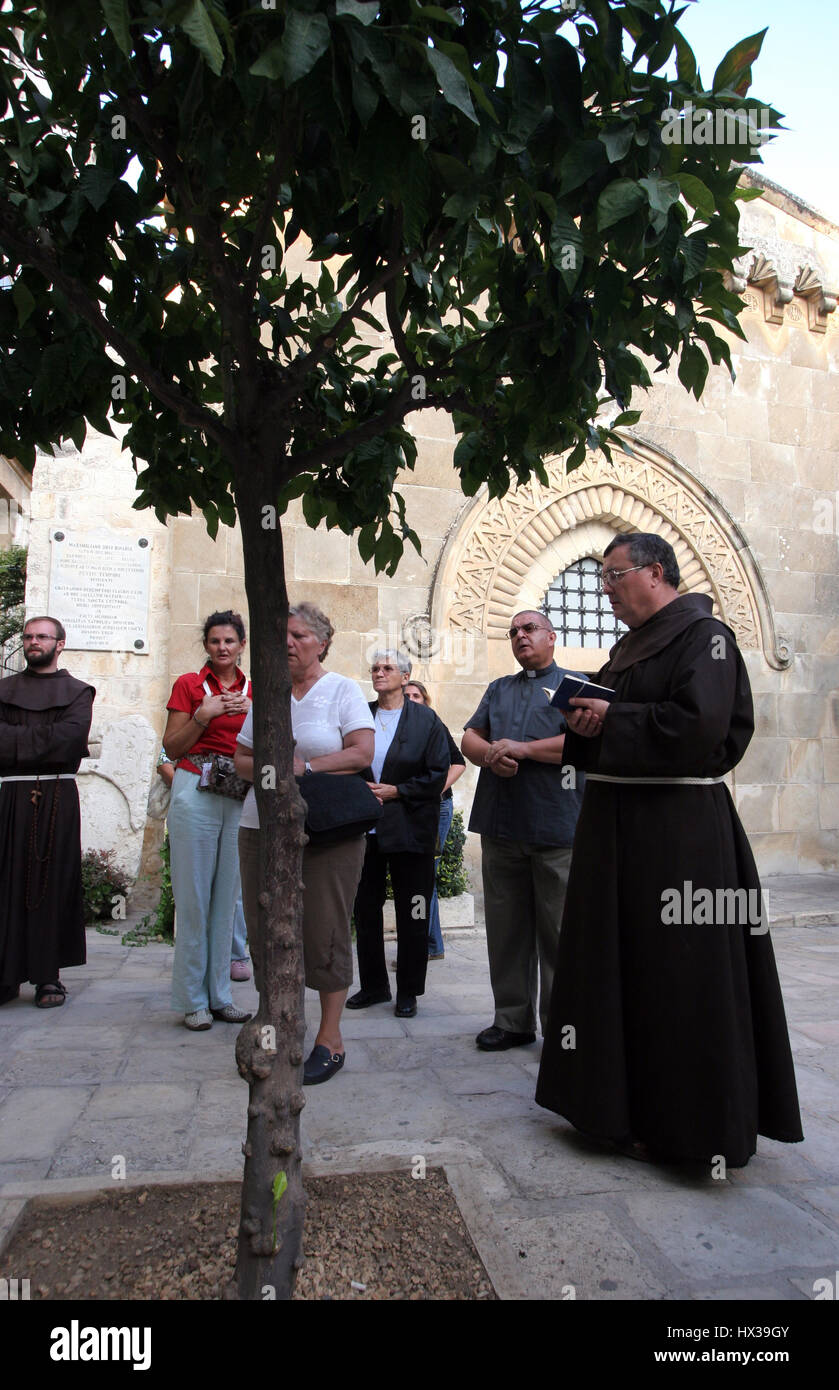 La Via Dolorosa, 1 stazioni della Via Crucis. I pellegrini che visitano la Terra Santa, passare il percorso che Gesù ha portato la croce del Calvario. Gerusalemme Foto Stock