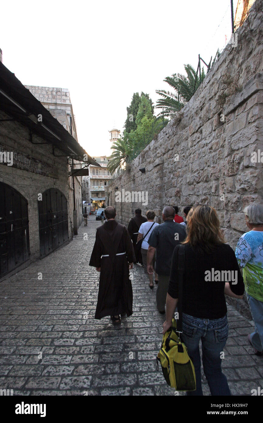 Via Dolorosa. I pellegrini che visitano la Terra Santa, passare il percorso che Gesù ha portato la croce del Calvario. Gerusalemme Foto Stock