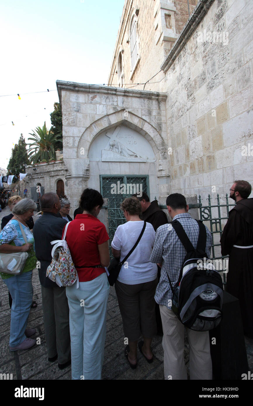 La Via Dolorosa, 3 stazioni della Via Crucis. I pellegrini che visitano la Terra Santa, passare il percorso che Gesù ha portato la croce del Calvario. Gerusalemme Foto Stock