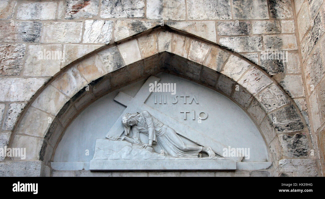 La Via Dolorosa, 3 stazioni della Via Crucis. I pellegrini che visitano la Terra Santa, passare il percorso che Gesù ha portato la croce del Calvario. Gerusalemme Foto Stock