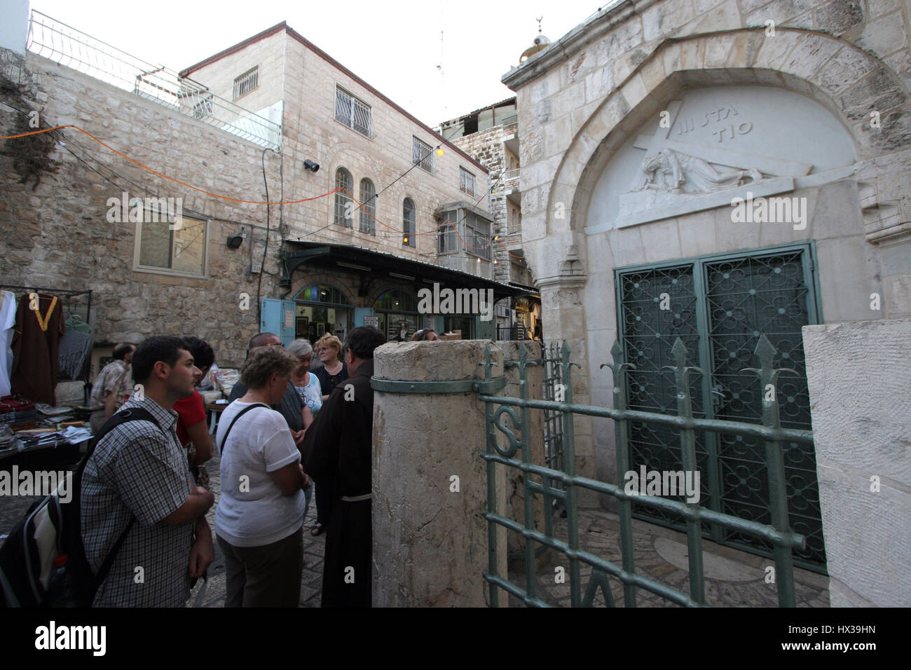 La Via Dolorosa, 3 stazioni della Via Crucis. I pellegrini che visitano la Terra Santa, passare il percorso che Gesù ha portato la croce del Calvario. Gerusalemme Foto Stock