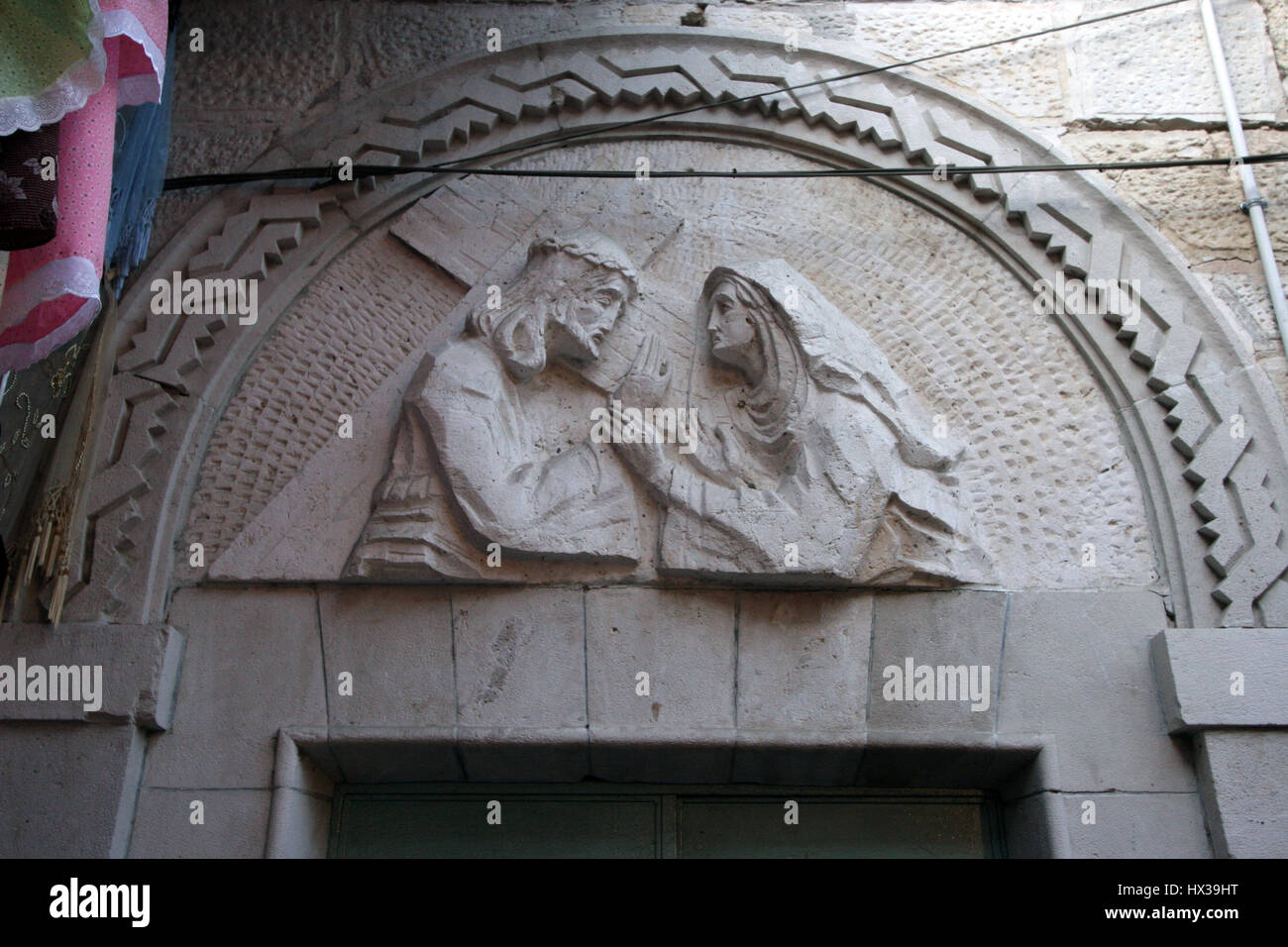 La Via Dolorosa, 4 stazioni della Via Crucis. I pellegrini che visitano la Terra Santa, passare il percorso che Gesù ha portato la croce del Calvario. Gerusalemme Foto Stock