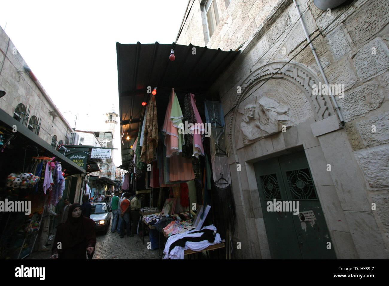 La Via Dolorosa, 4 stazioni della Via Crucis. I pellegrini che visitano la Terra Santa, passare il percorso che Gesù ha portato la croce del Calvario. Gerusalemme Foto Stock