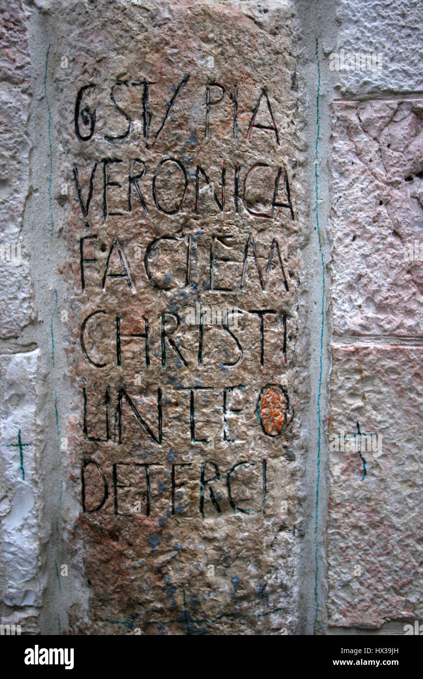 La Via Dolorosa, 6 stazioni della Via Crucis. I pellegrini che visitano la Terra Santa, passare il percorso che Gesù ha portato la croce del Calvario. Gerusalemme Foto Stock