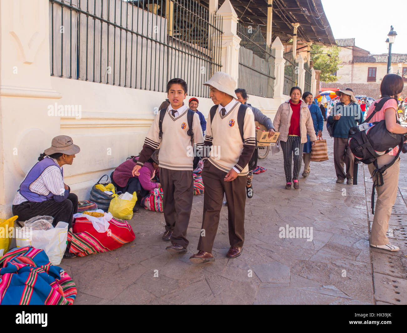Cusco, Perù - 27 Maggio 2016: i bambini da scuola indossando le uniformi di camminare sulla strada del Cusco Foto Stock