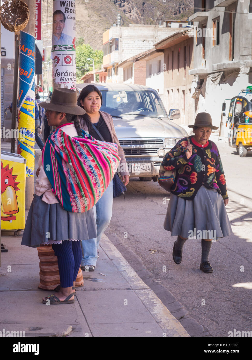 Lima, Perù - 27 Maggio 2016: gli abitanti della città sulla strada di Cusco  Foto stock - Alamy