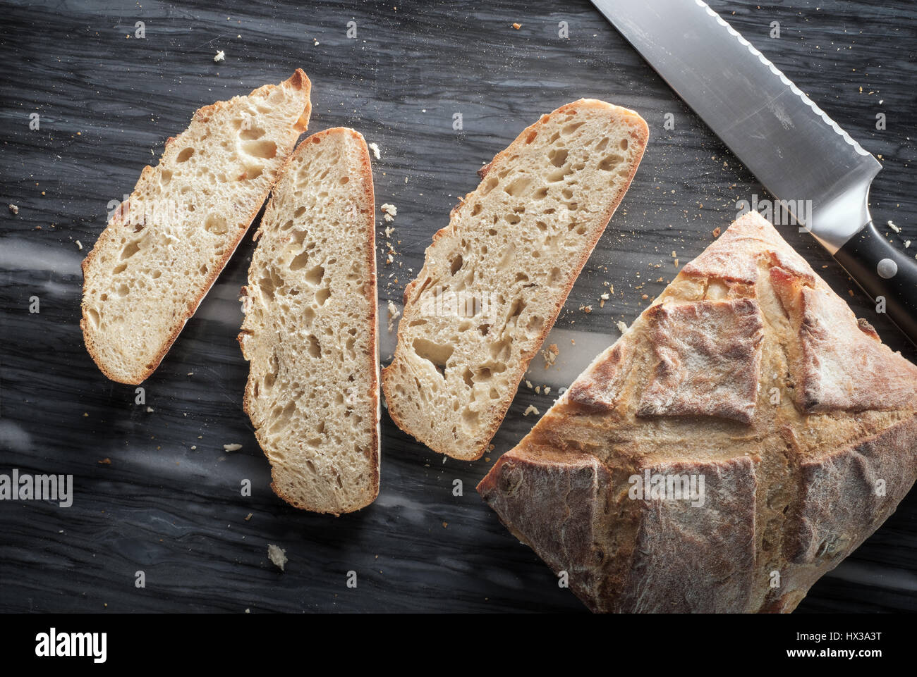 Parzialmente-fette di pane artigianale - dal di sopra Foto Stock