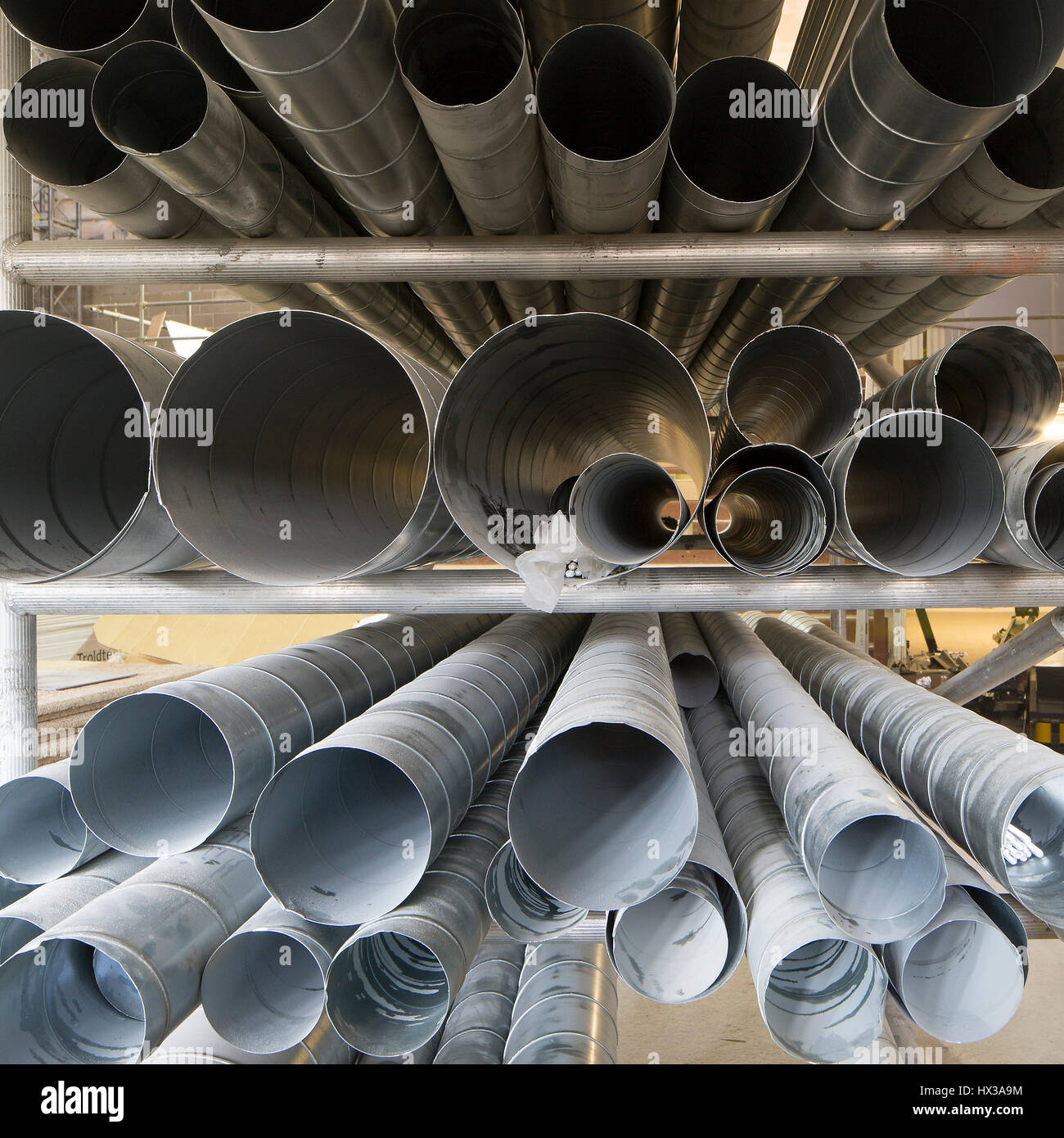 Dettaglio di alcune tubazioni di costruzione,. Design Museum in costruzione, Londra, Regno Unito. Architetto: John Pawson Architects, 2016. Foto Stock