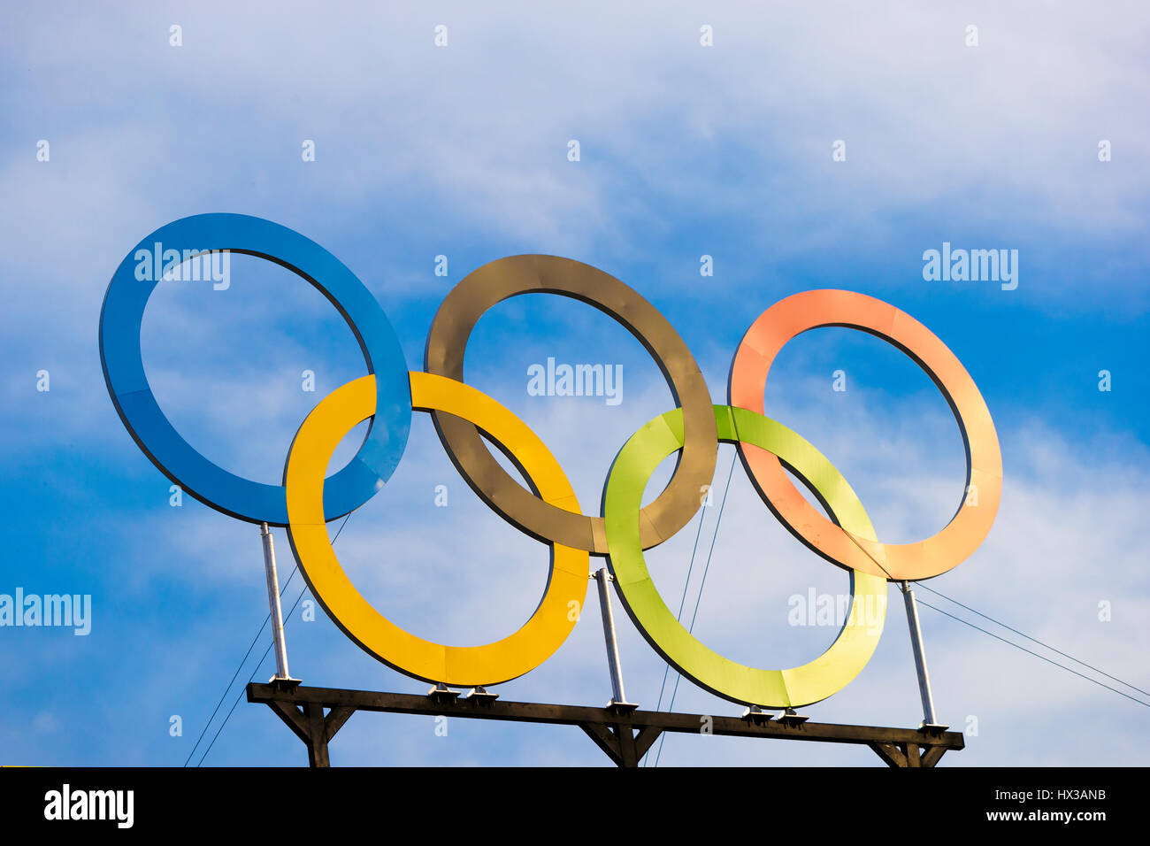 Rio de Janeiro, Brasile. 15 agosto 2016 anelli olimpici presso il beach volley luogo per le 2016 Olimpiadi estive. ©Paul J. Sutton/NCP Fotografia. Foto Stock