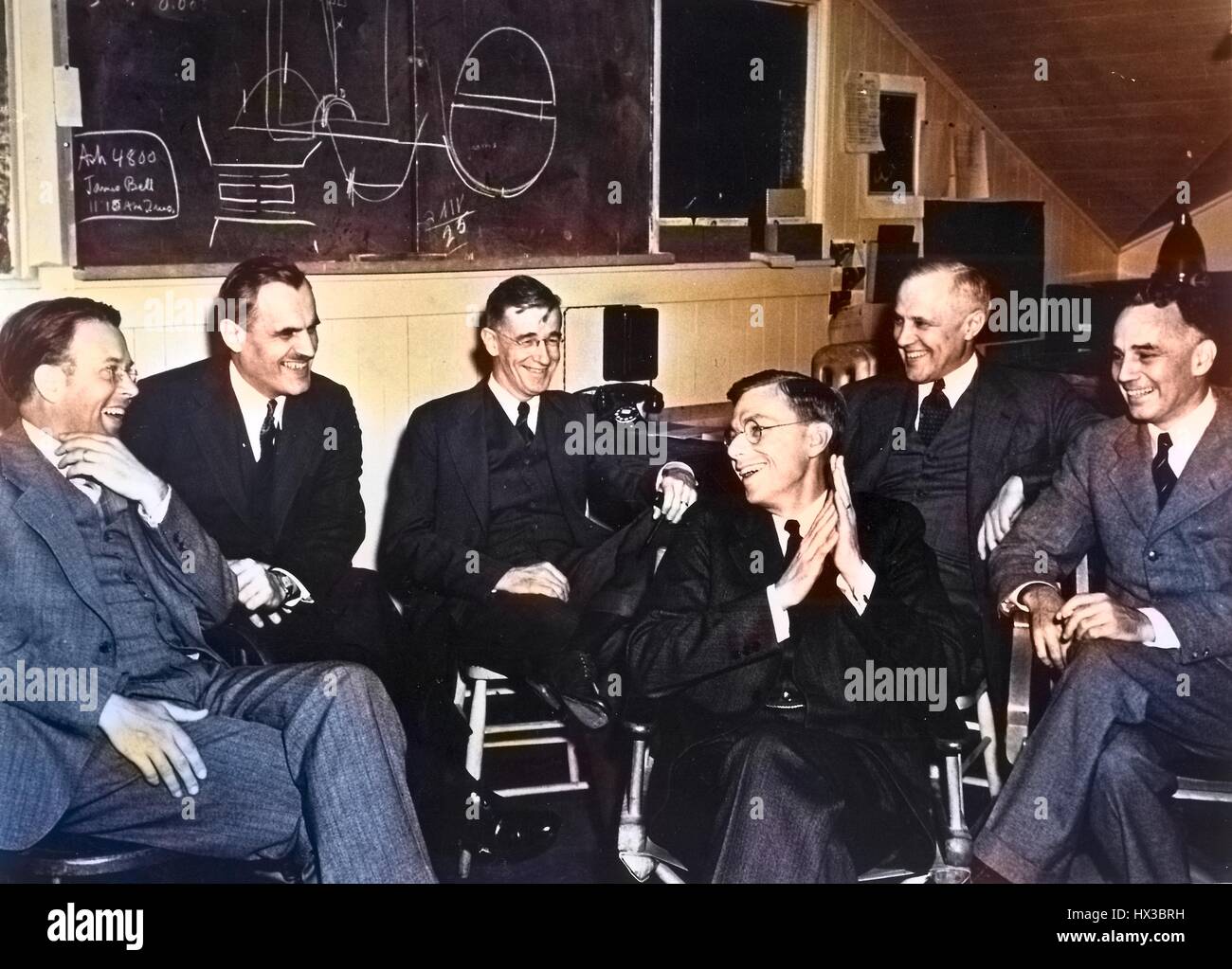 Leader della S-1 progetto considerare la fattibilità di 184 pollici ciclotrone di Berkeley, in California, (da sinistra a destra): scienziato nucleare E.O, Marzo 29, 1940. Lawrence, fisico Arthur Compton, ingegnere Vannevar Bush, farmacia James B. costante, fisico Karl Compton, fisico e Alfred Loomis. Immagine cortesia del Dipartimento Americano di Energia. Nota: l'immagine è stato colorizzato digitalmente usando un processo moderno. I colori possono non essere periodo-precisa. Foto Stock