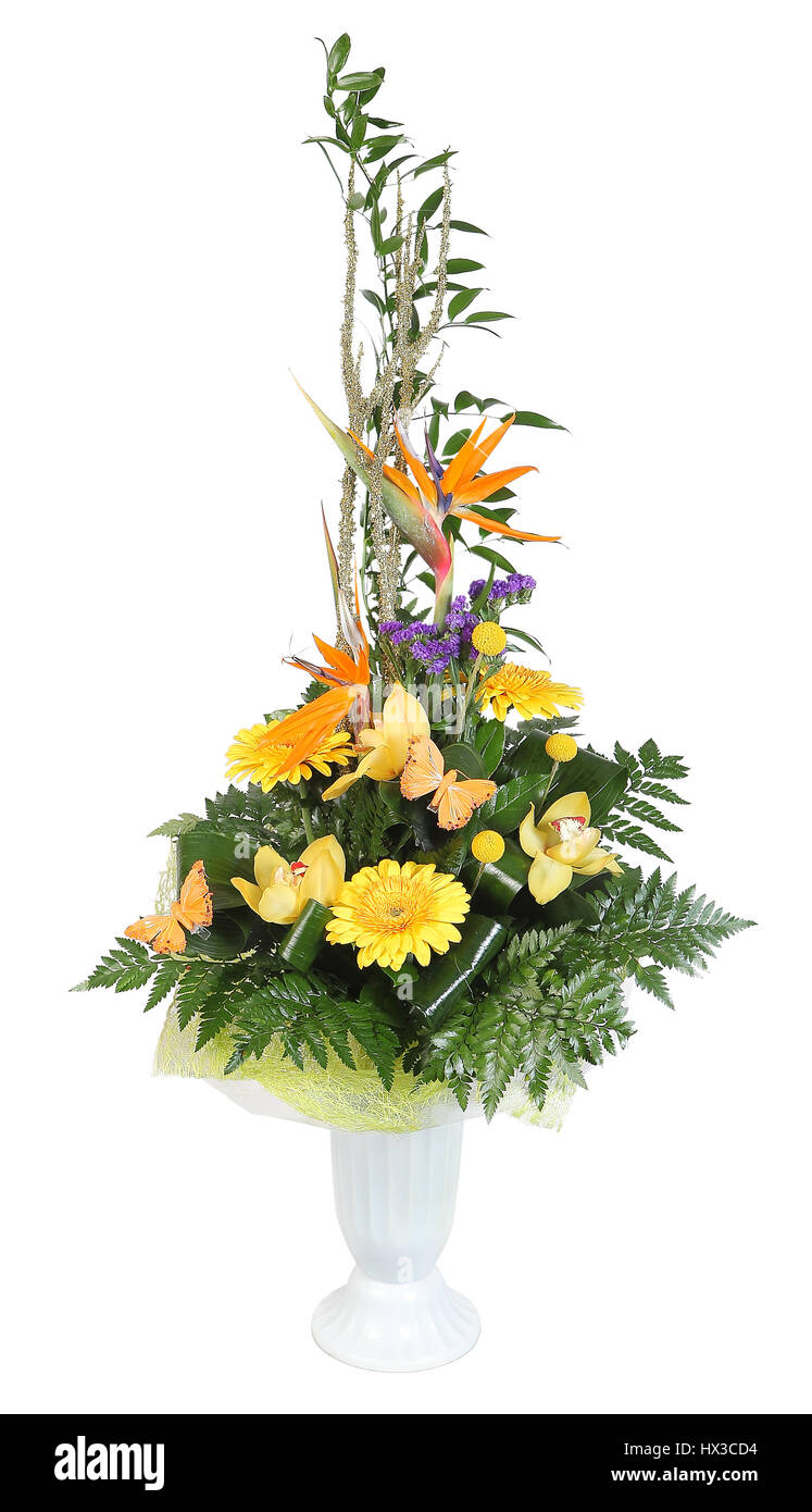 Bouquet di fiori in vaso in plastica, giallo gerbera margherite e giallo pallido orchidee, decorata con felci, isolati su sfondo bianco. Foto Stock