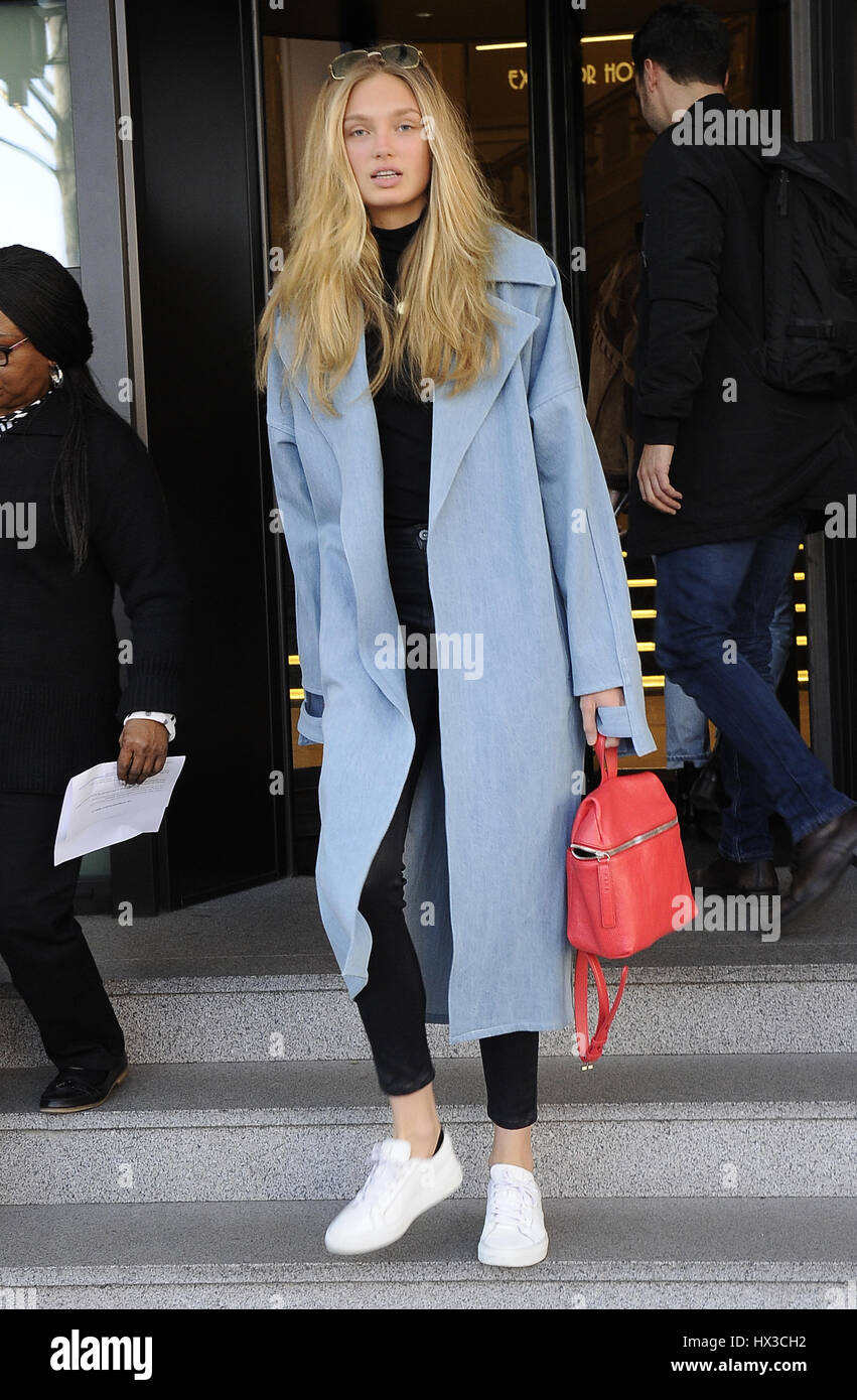 Romee Strijd indossa un cappotto denim come lei lascia il suo albergo dotato di: Romee Strijd Dove: Milano, Italia Quando: 21 Feb 2017 Credit: IPA/WENN.com * * disponibile solo per la pubblicazione in UK, USA, Germania, Austria, Svizzera** Foto Stock