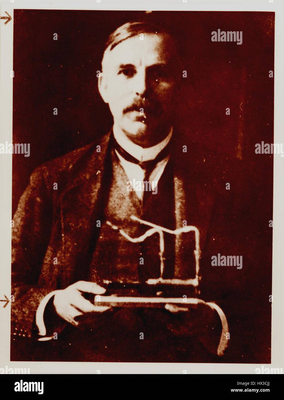 Ritratto di Ernest Rutherford, vincitore del Premio Nobel per la chimica e noto come il padre della fisica nucleare, 1900. Immagine cortesia del Dipartimento Americano di Energia. Foto Stock