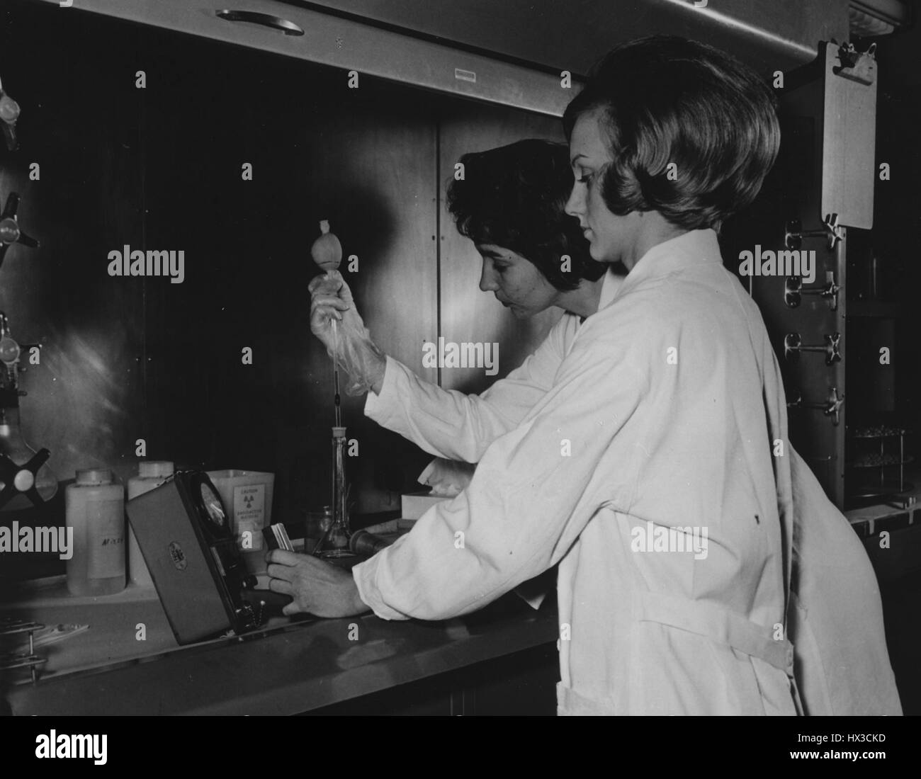 I partecipanti in uno della medicina nucleare corsi di tecnologia presentati regolarmente dalla speciale Training Division di Oak Ridge università associate, Oak Ridge, Tennessee, 1970. Immagine cortesia del Dipartimento Americano di Energia. Foto Stock