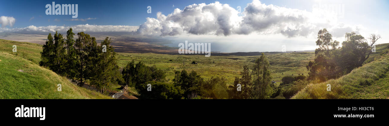 Vista sul verde dei prati verso la costa occidentale della grande isola, Hawaii, Stati Uniti d'America. Foto Stock