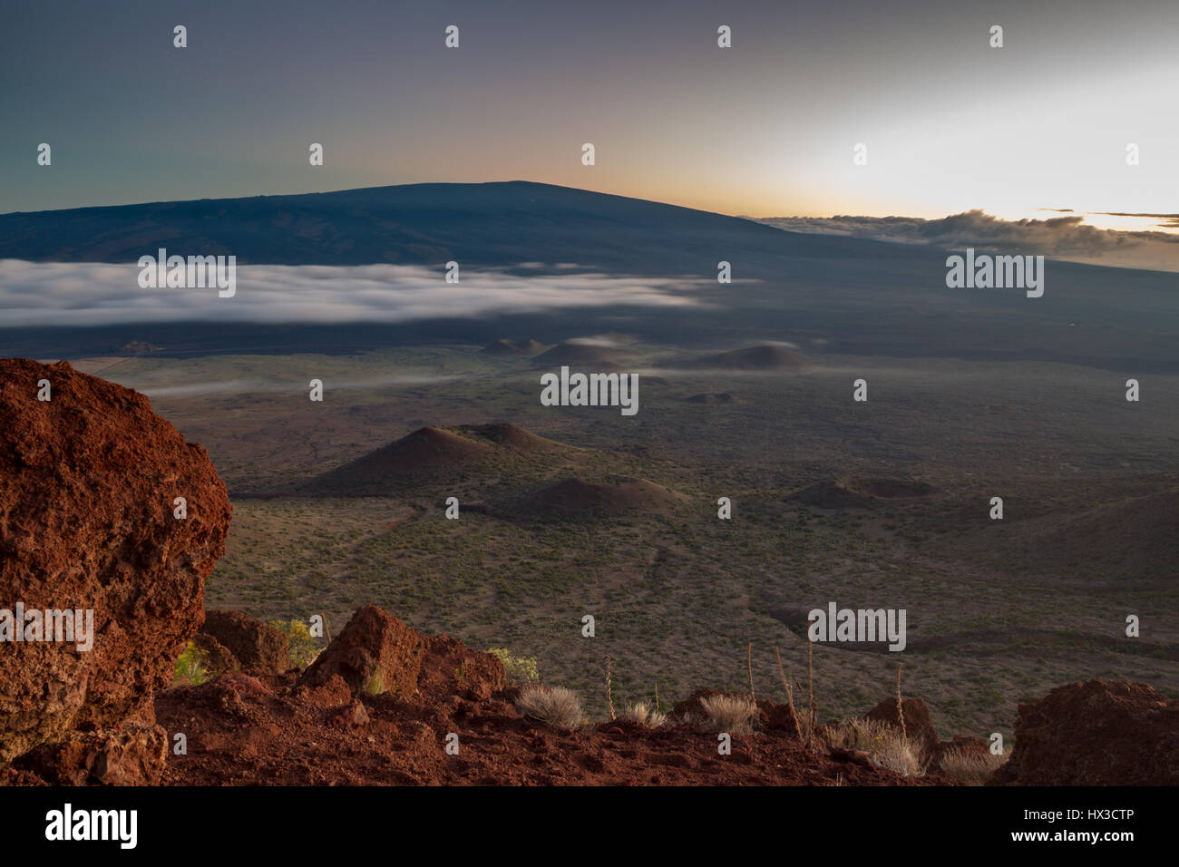 Vista panoramica dal Mauna Kea verso Mauna Loa dopo il tramonto sulla Grande Isola, Hawaii, Stati Uniti d'America. Foto Stock