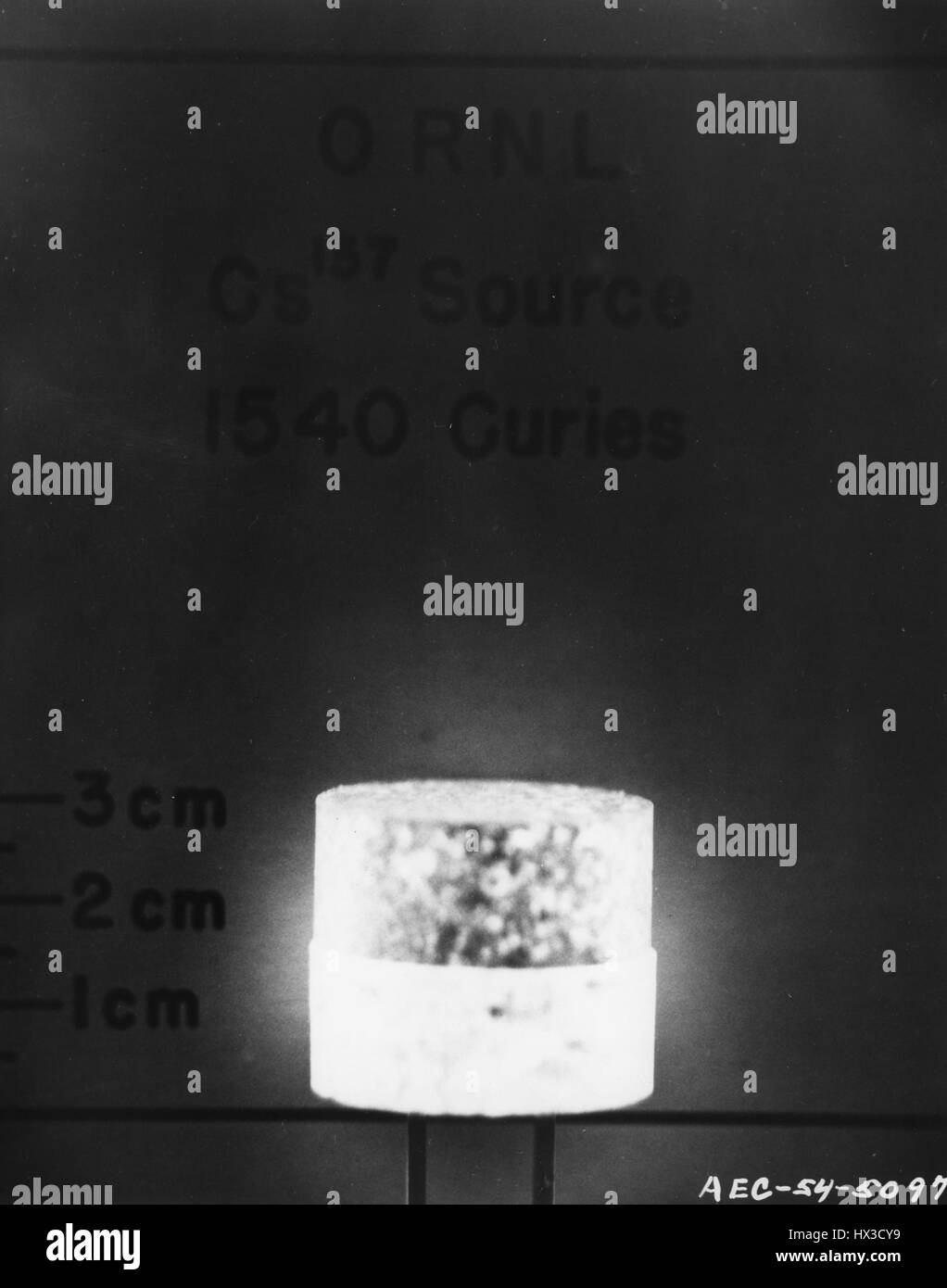 Fotografia scattata al Oak Ridge National Laboratory per uso nel trattamento di cancro, Knoxville, Tennessee, 1954. Immagine cortesia del Dipartimento Americano di Energia. Foto Stock