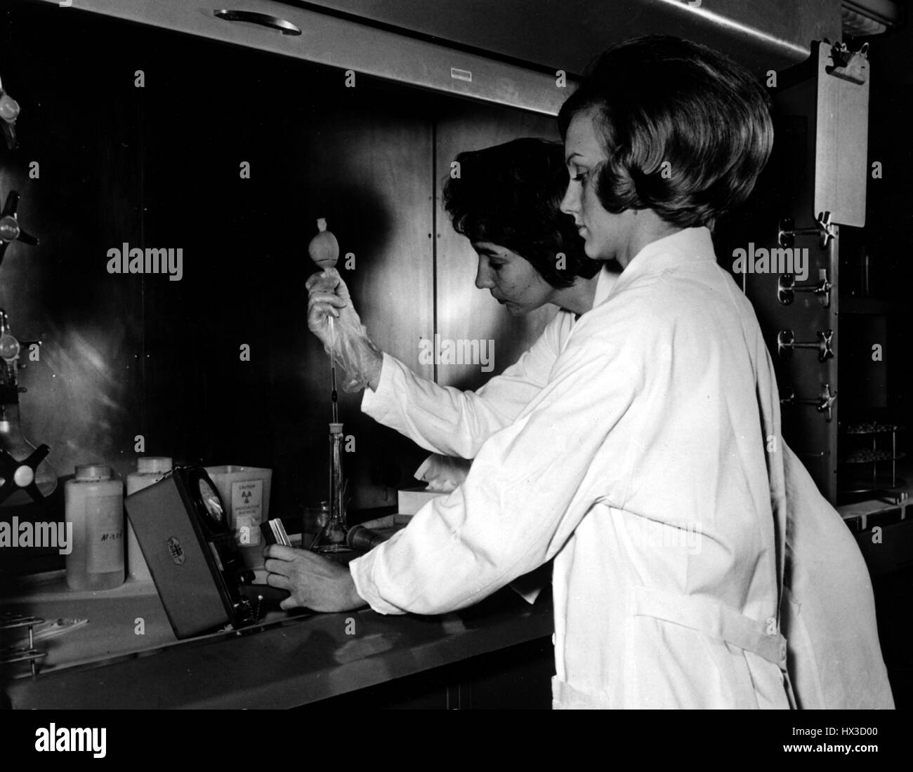 Due partecipanti prendono parte a una medicina nucleare corso di tecnologia presentata dalla speciale Divisione Formazione di Oak Ridge università associate, 1970. Immagine cortesia del Dipartimento Americano di Energia. Foto Stock