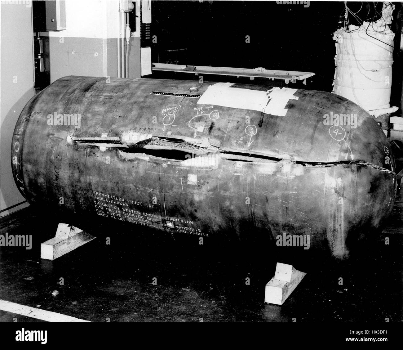 Raffreddati ad acqua recipiente di reattore di modello che è stato volutamente manipolate e poi messo sotto pressione al punto di errore per ottenere dati, 1973. Immagine cortesia del Dipartimento Americano di Energia. Foto Stock