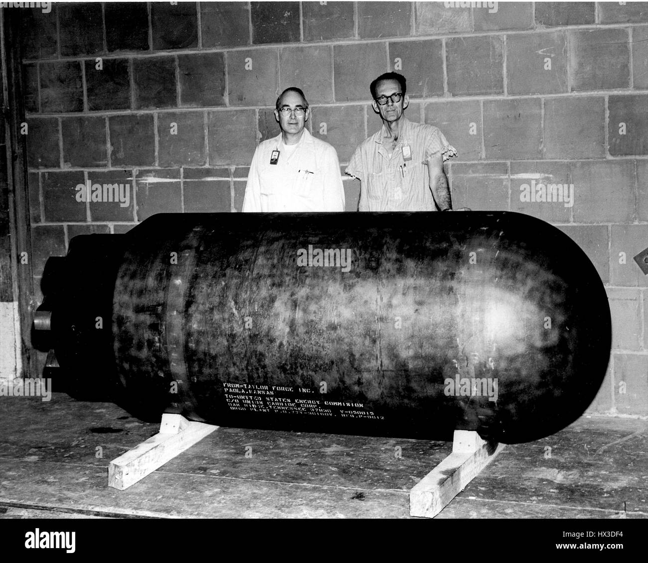Una raffreddati ad acqua recipiente reattore di modello che è stato volutamente manipolate e poi messo sotto pressione al punto di errore per ottenere dati, 1973. Immagine cortesia del Dipartimento Americano di Energia. Foto Stock