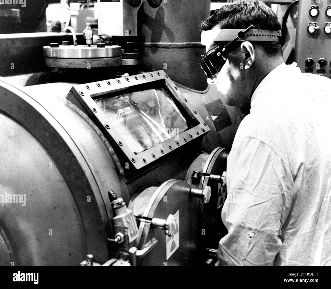 Saldatura a fascio di elettroni, sviluppate principalmente per la fabbricazione di elementi combustibili nucleari, è stata adattata per l'uso in tutte le aree di saldatura industriale, Richland, Washington, 1966. Immagine cortesia del Dipartimento Americano di Energia. Foto Stock