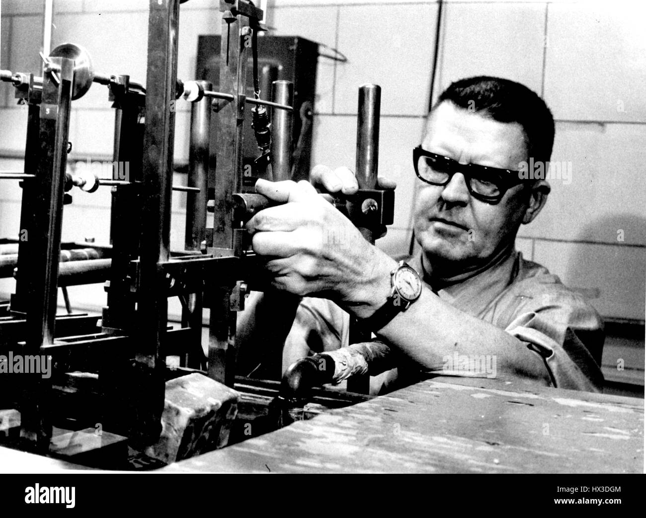 Calcestruzzo normale è imbevuto di un monomero di plastica e irradiato con raggi gamma per polimerizzare il materiale plastico entro i vuoti nel calcestruzzo, 1971. Immagine cortesia del Dipartimento Americano di Energia. Foto Stock