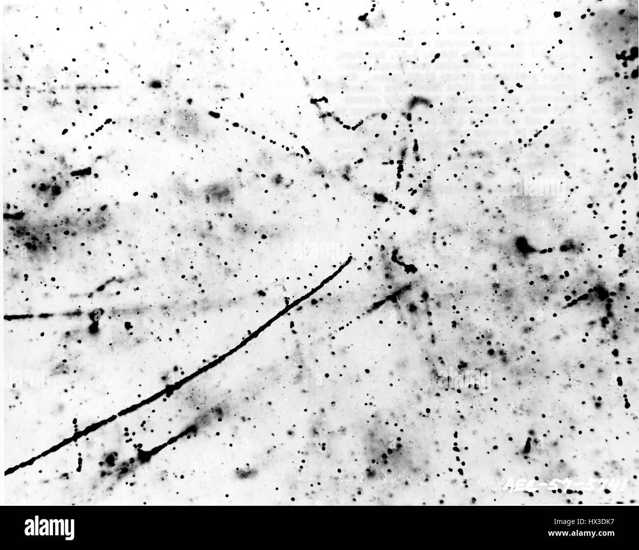 Un k meson prodotta dall'Cosmotron presso il Brookhaven National Laboratory viene a poggiare in emulsione e decadimento in una rapida carica positivamente light meson, Upton, New York, 1957. Immagine cortesia del Dipartimento Americano di Energia. Foto Stock