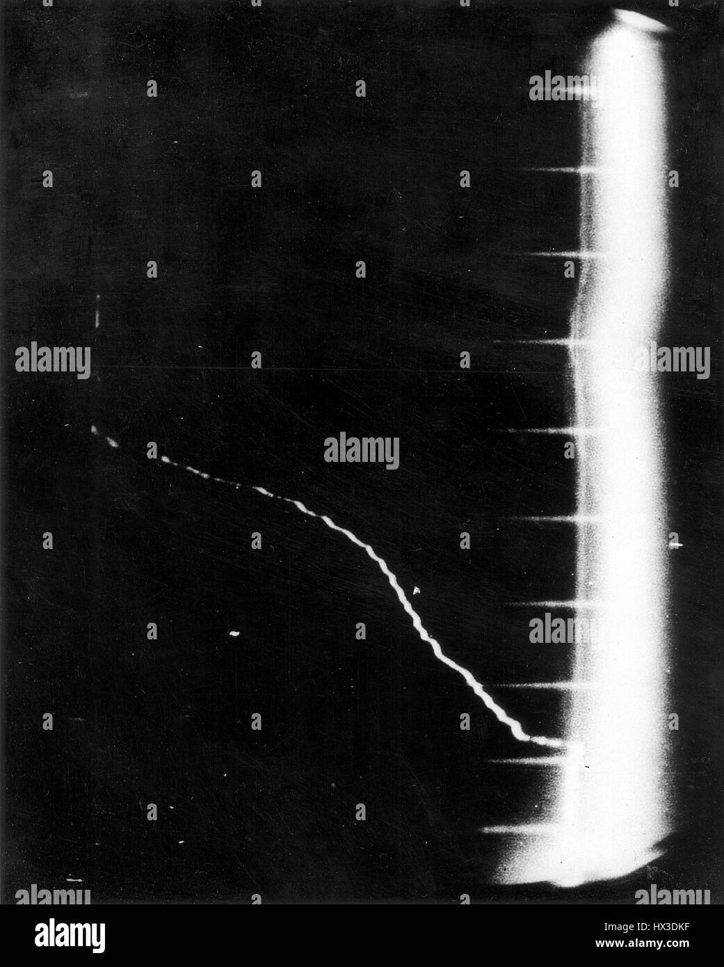Vera fotografia di oscilloscopio registrazione schermo 1,3 miliardi di volt l'energia ottenuta dalla Cosmotron presso il Brookhaven National Laboratory di Upton, New York, 20 maggio 1952. Immagine cortesia del Dipartimento Americano di Energia. Foto Stock