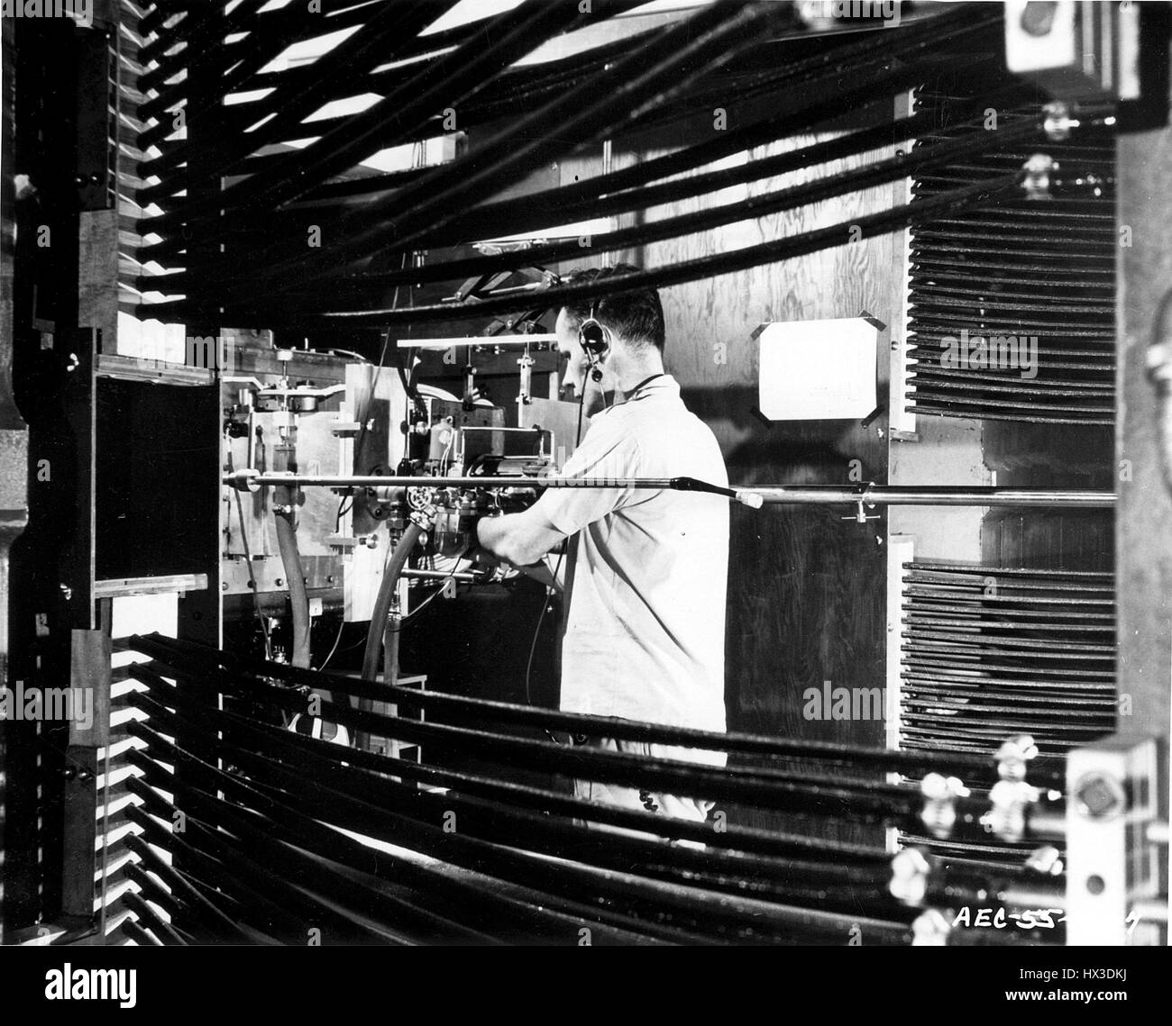 Obiettivi per essere bombardati sono inseriti nel fascio di protoni di Brookhaven Cosmotron mediante aria di look, Upton, New York, 1950. Immagine cortesia del Dipartimento Americano di Energia. Foto Stock