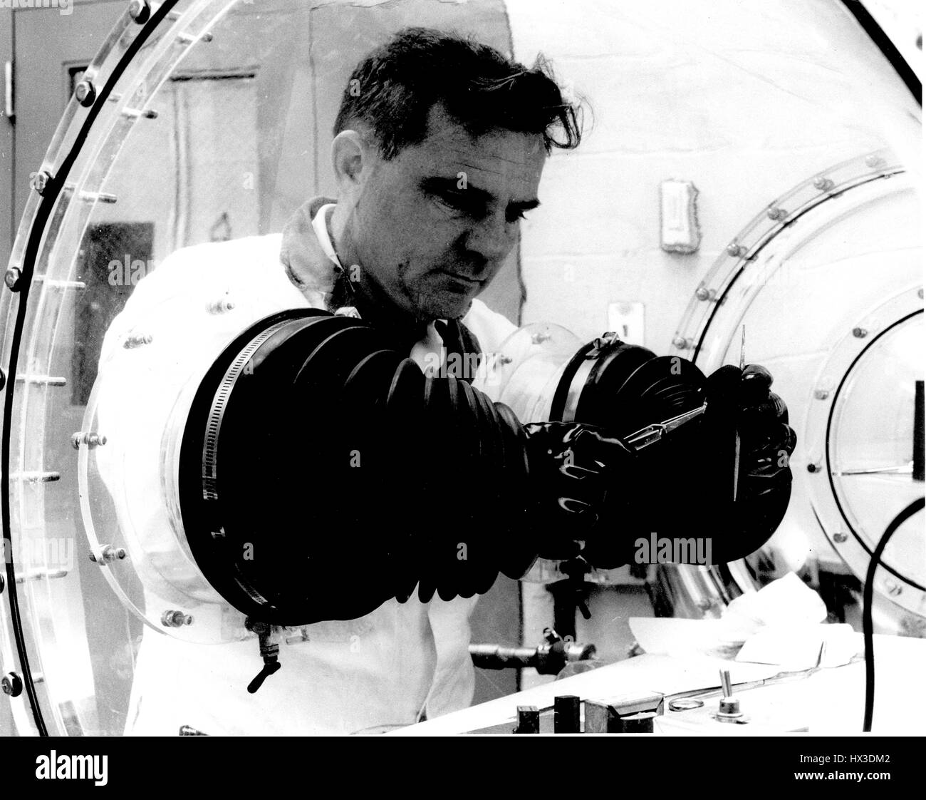Un uomo è la memorizzazione blandamente materiali radioattivi in modo sicuro in un vano portaoggetti, 1970. Immagine cortesia del Dipartimento Americano di Energia. Foto Stock