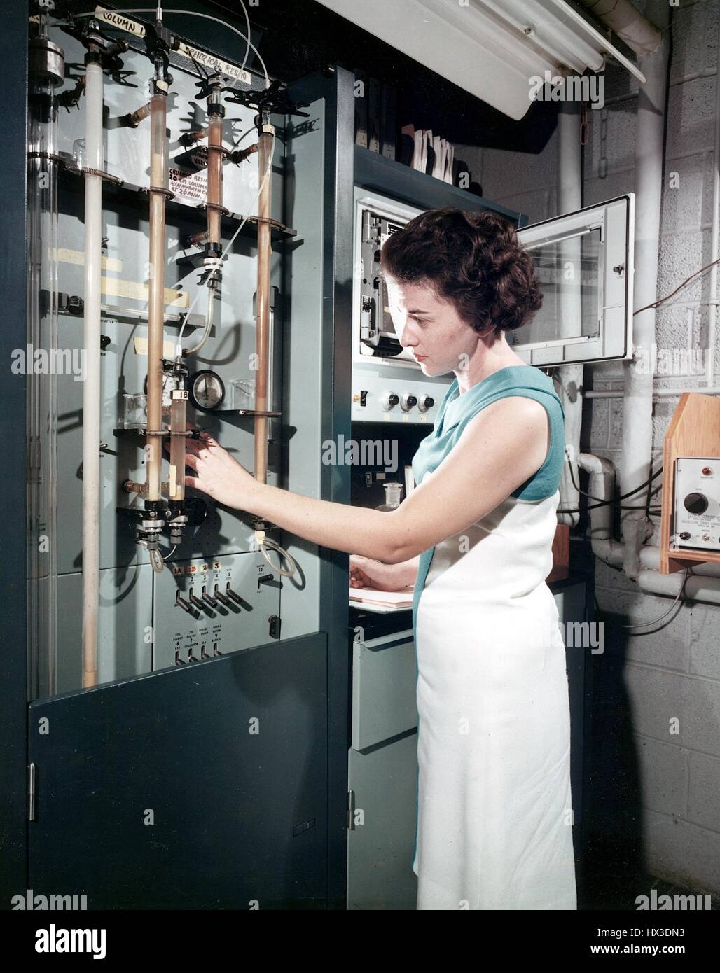 Analizzatore automatico di amminoacido dà la quantità di ciascun amminoacido in una proteina, 1966. Immagine cortesia del Dipartimento Americano di Energia. Foto Stock