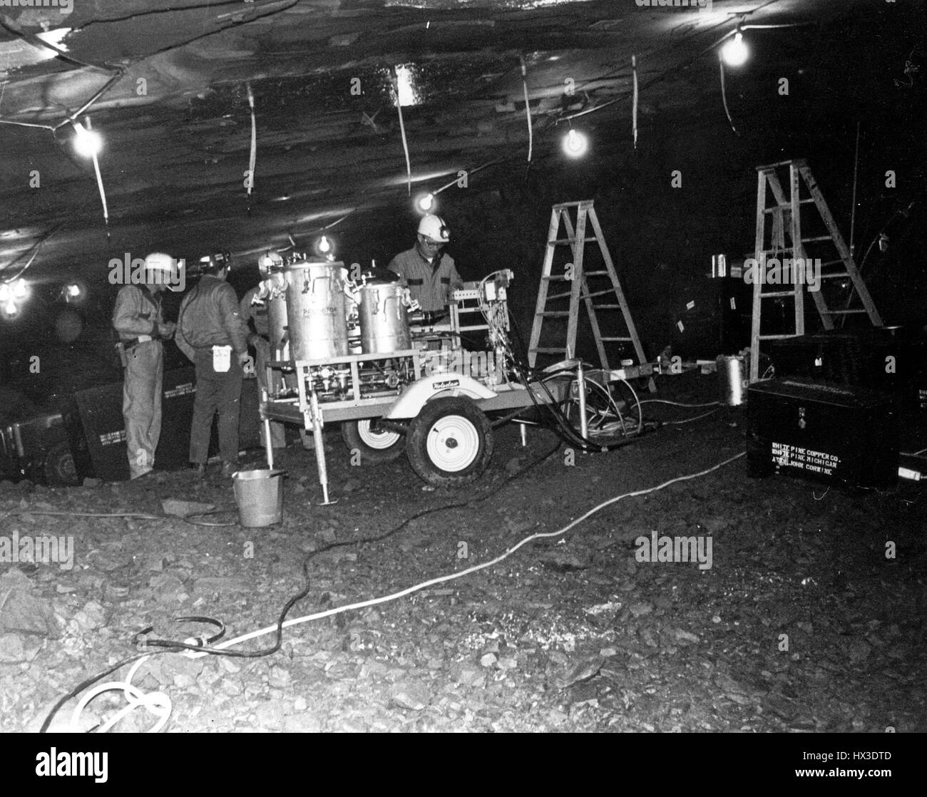 Installare i ricercatori della miniera di rinforzo del tetto, 1960. Immagine cortesia del Dipartimento Americano di Energia. Foto Stock