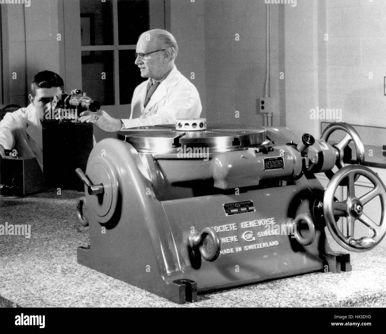 La formazione degli apprendisti in Oak Ridge National Laboratory negozi, Oak Ridge, Tennessee, 1967. Immagine cortesia del Dipartimento Americano di Energia. Foto Stock