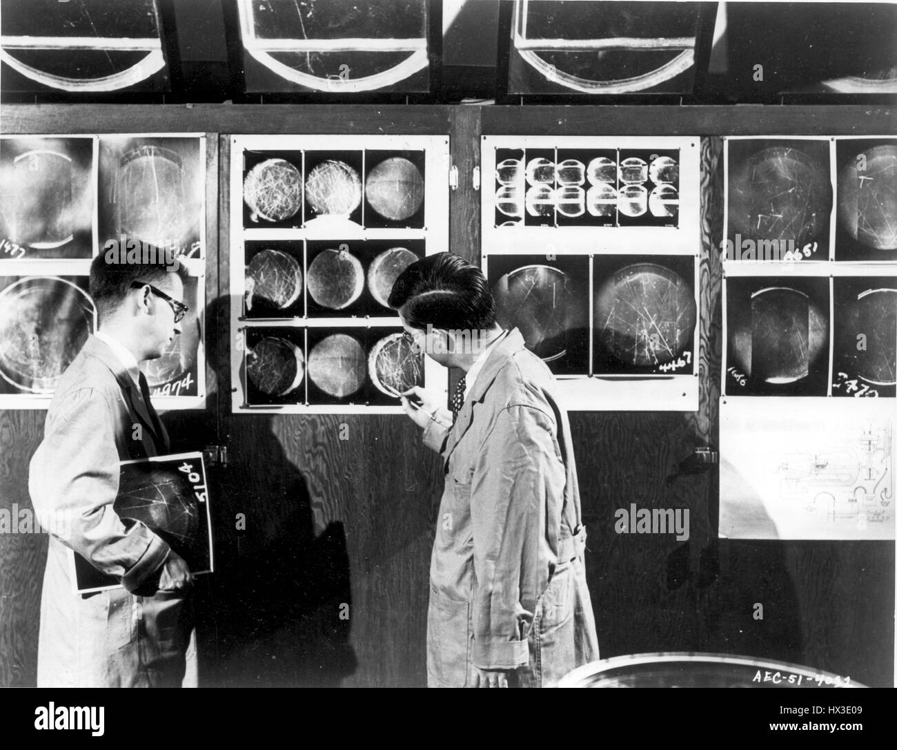 Due fisici con il Brookhaven National Laboratory esaminare il cloud chamber photos, Upton, New York, 1951. Immagine cortesia del Dipartimento Americano di Energia. Foto Stock