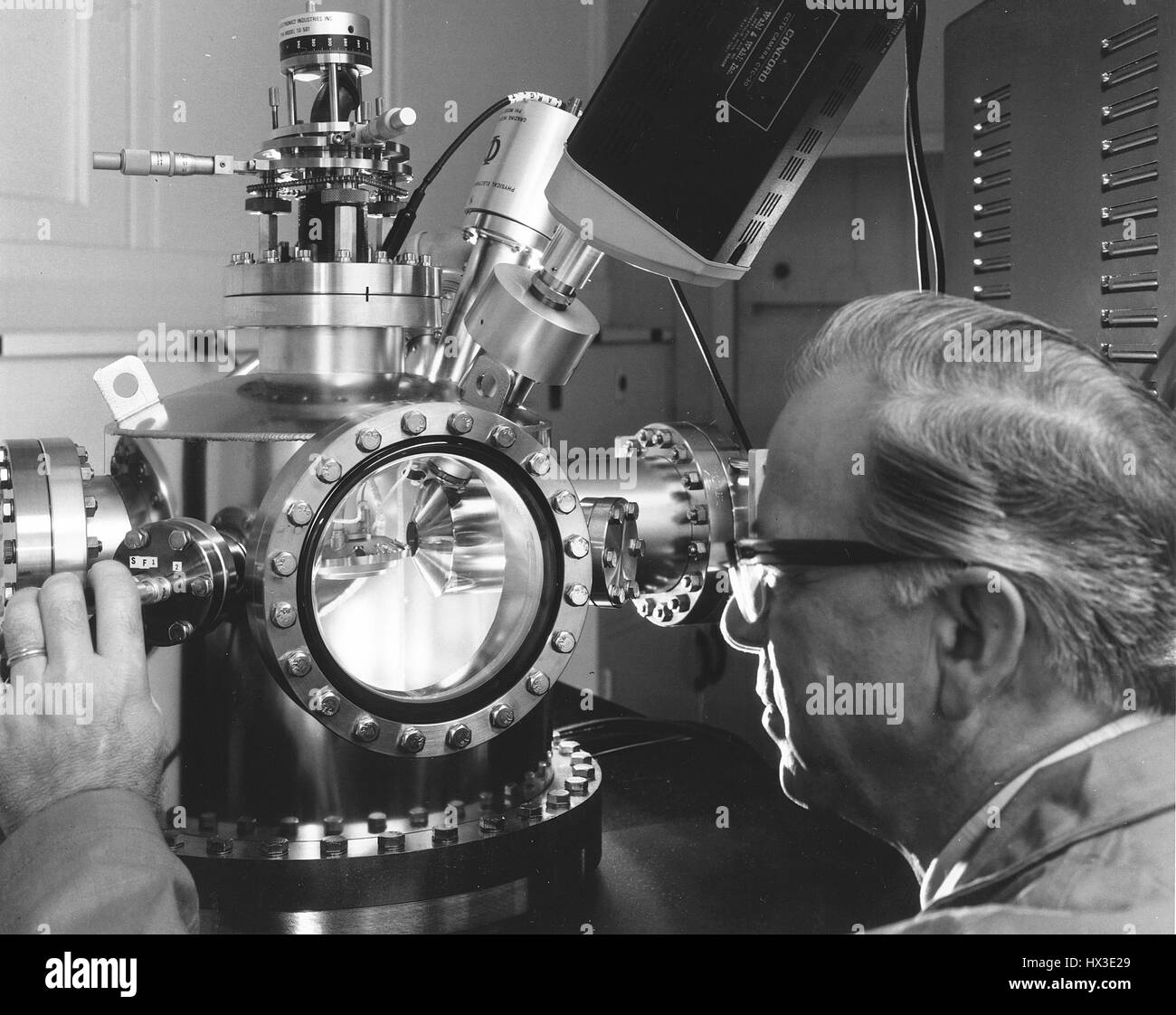 Uno scienziato utilizza una coclea spettrometro elettronico per determinare la composizione elementare di una superficie in corrispondenza del sito di Hanford in Washington, 1974. Immagine cortesia del Dipartimento Americano di Energia. Foto Stock
