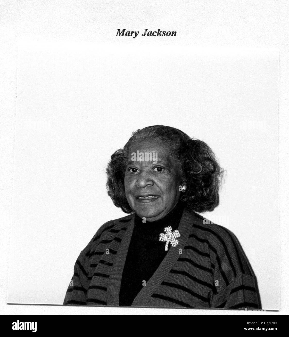 Femmina dipendente della NASA Maria Jackson, che era parte di un gruppo di membri del personale noto come 'computer umano", 1965. Immagine cortesia della NASA. Foto Stock