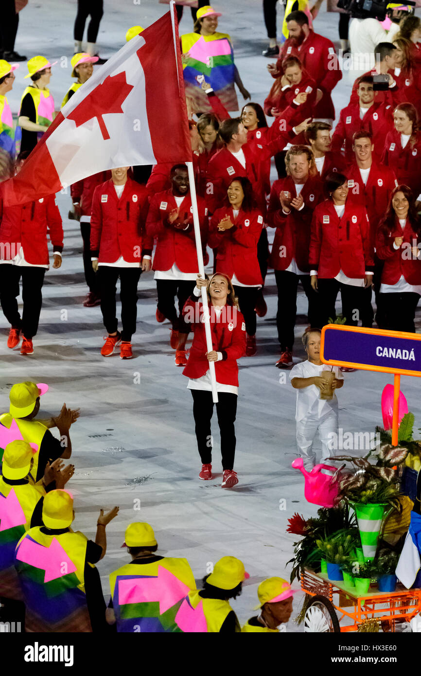 Rio de Janeiro, Brasile. 5 agosto 2016 Rosie MacLennan può portabandiera alla Olimpiadi estive di cerimonie di apertura. ©Paul J. Sutton/NCP Fotografia. Foto Stock