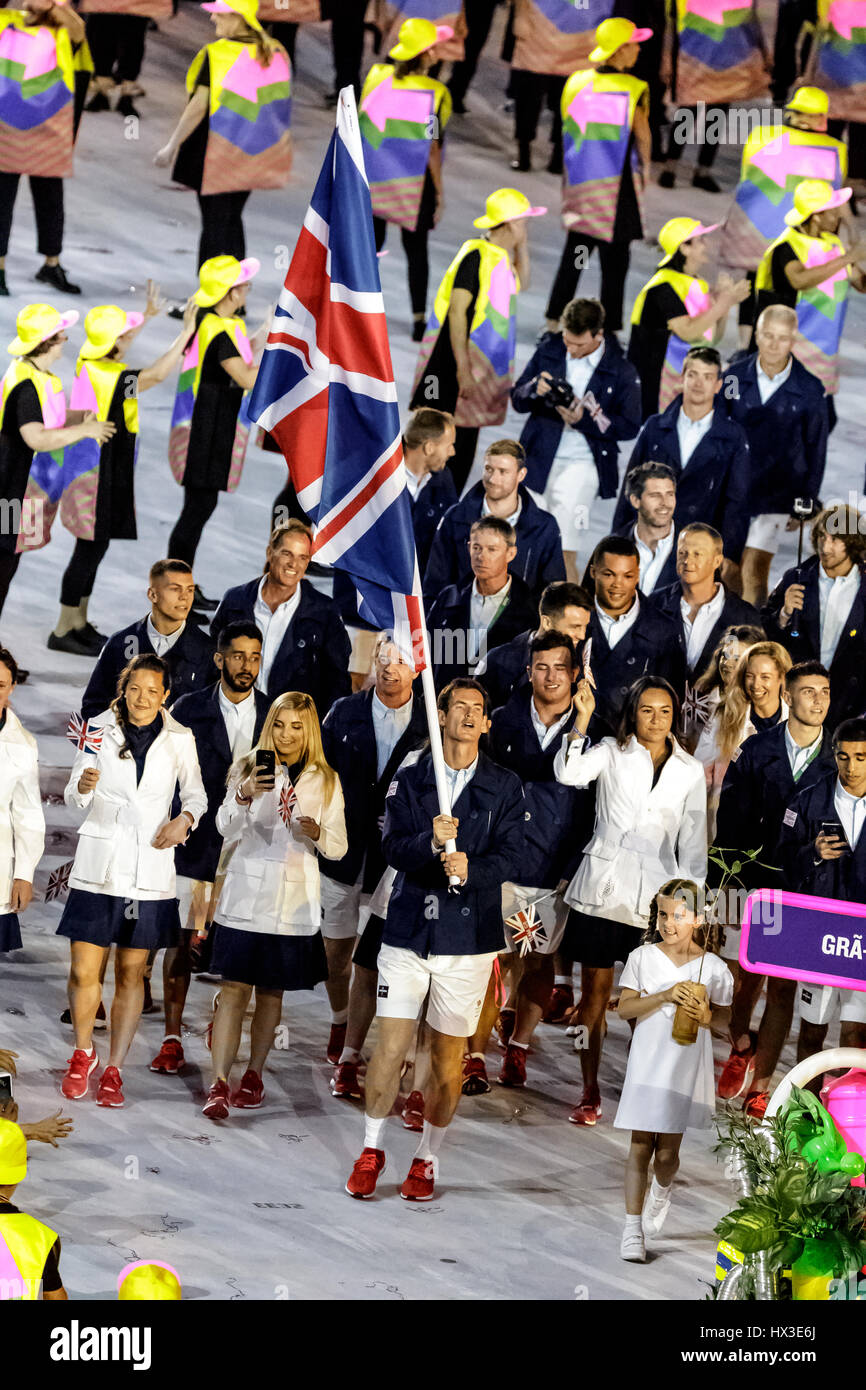 Rio de Janeiro, Brasile. 5 agosto 2016 Andy Murray GBR portabandiera alla Olimpiadi estive di cerimonie di apertura. ©Paul J. Sutton/NCP Fotografia. Foto Stock